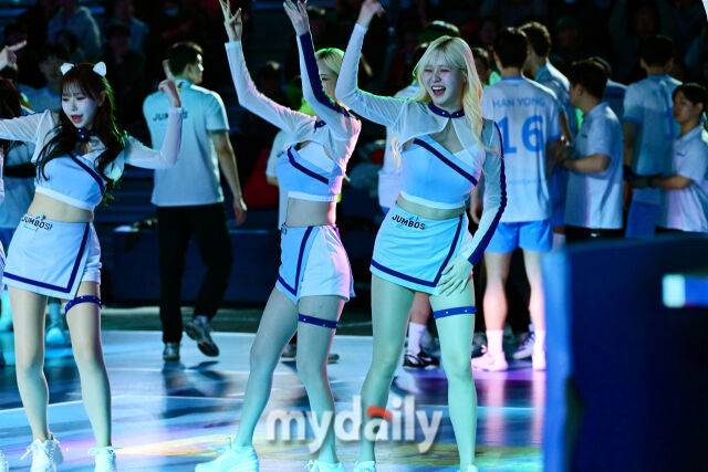 대한항공 치어리더들이 응원을 펼치고 있다. / 한국배구연맹(KOVO)
