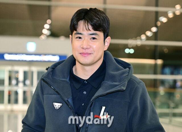SSG 랜더스 김재환이 19일 인천국제공항을 통해 2026시즌 1차 스프링 캠프 참석 차 미국 플로리다로 출국했다./인천공항 = 한혁승 기자