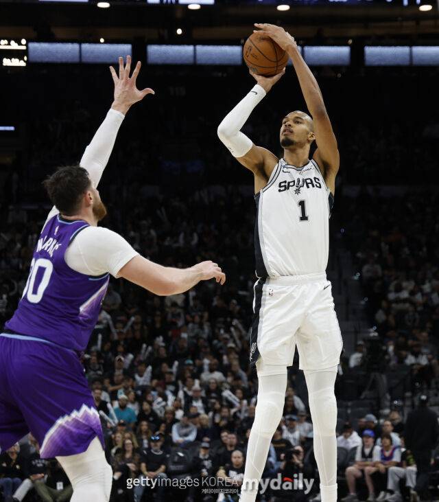 웸반야마(오른쪽)가 슛을 던지고 있다. /게티이미지코리아