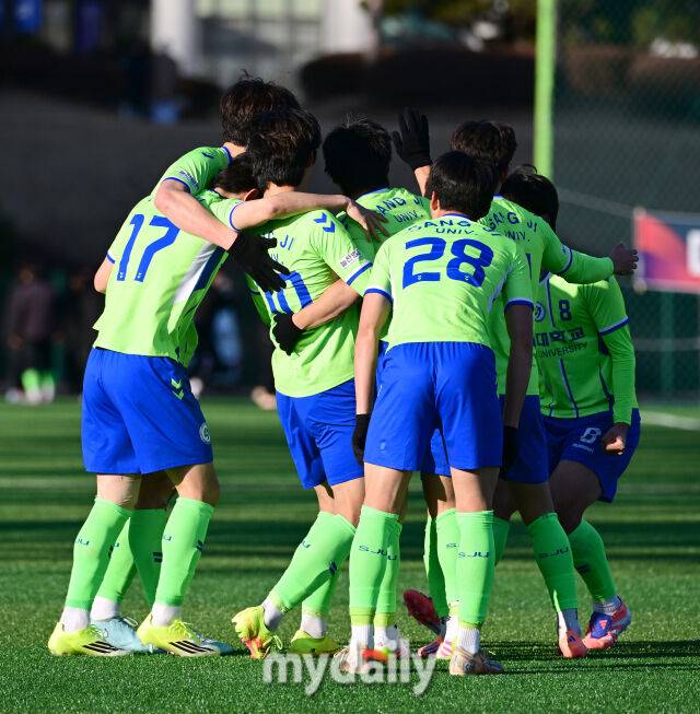 2026년 1월 20일 오후 경상북도 김천대학교 대운동장에서 스포츠 중심도시 김천 '제22회 1.2학년 대학축구대회' 준결승, 성지대학교와 용인대학교의 경기가 열렸다.성지대학교 황태환이 후반전 동점골을 넣고 기뻐하고 있다./유진형 기자