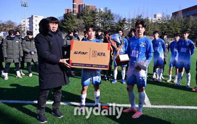 2026년 1월 20일 오후 경상북도 김천대학교 대운동장에서 스포츠 중심도시 김천 '제22회 1.2학년 대학축구대회' 준결승, 단국대학교와 중앙대학교의 경기가 열렸다.준결승에서 패한 단국대학교가 3위를 수상하고 있다./유진형 기자