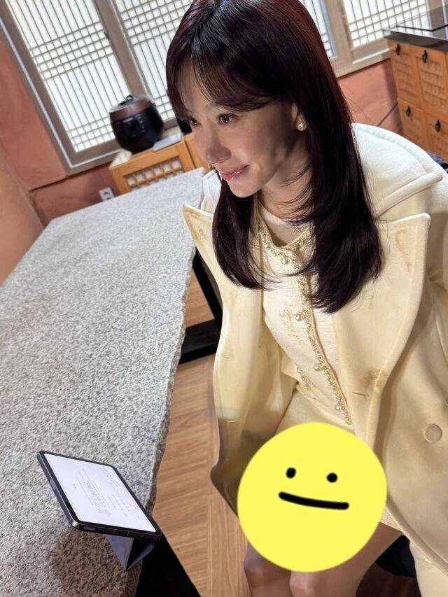 김정은이 새해를 맞아 근황을 전하며 변함없는 동안 미모를 뽐냈다. / 김정은 인스타그램