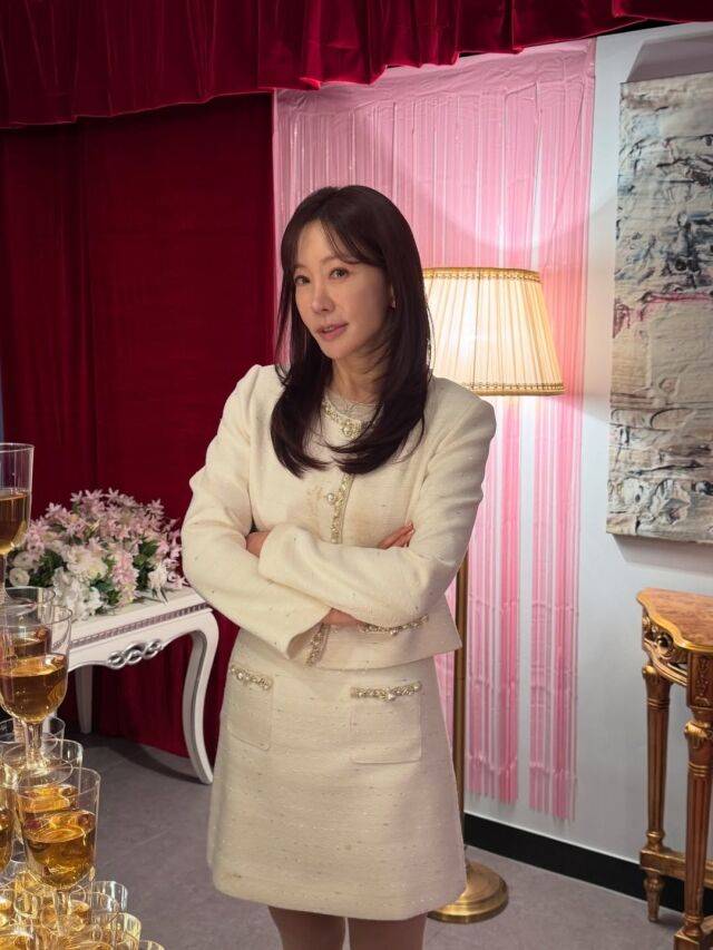 김정은이 새해를 맞아 근황을 전하며 변함없는 동안 미모를 뽐냈다. / 김정은 인스타그램