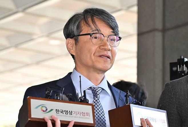 윤석열 대통령 부인 김건희 여사에게 명품 가방을 전달한 최재영 목사가 지난 2024년 5월 13일 서울 서초구 서울중앙지검에 조사를 받기 위해 들어서며 취재진의 질의에 답하고 있다.  임세준 기자