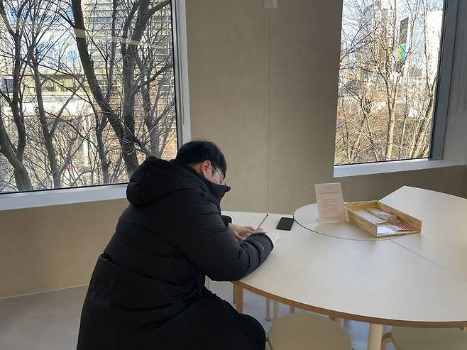 세화미술관 소장품전 서신교환 이벤트에 참여하고 있는 관람객의 모습 *재판매 및 DB 금지