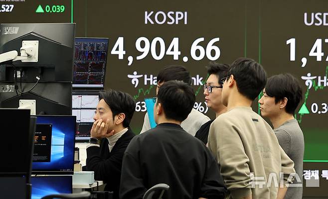 [서울=뉴시스] 박주성 기자 = 19일 오후 서울 중구 하나은행 딜링룸에서 딜러들이 업무를 하고 있다.코스피는 전 거래일(4840.74)보다 63.92포인트(1.32%) 오른 4904.66에 마감했다. 2026.01.19. park7691@newsis.com