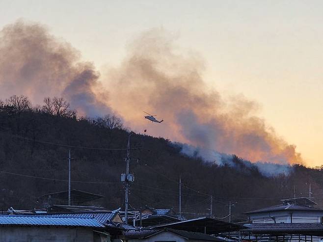 [의성=뉴시스] 지난 11일 오전 7시30분께 의성군 팔성리 상공에서 헬기가 산불을 진화하고 있다. (사진=경북소방본부 제공) 2026.01.10. photo@newsis.com *재판매 및 DB 금지