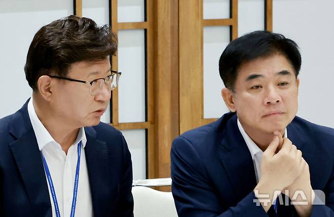 [서울=뉴시스] 고범준 기자 = 김병욱(오른쪽) 정무비서관과 이선호 자치발전비서관이 1일 서울 용산 대통령실 청사에서 열린 전국 시도지사 간담회에서 대화를 하고 있다. (대통령실통신사진기자단) 2025.08.01. bjko@newsis.com