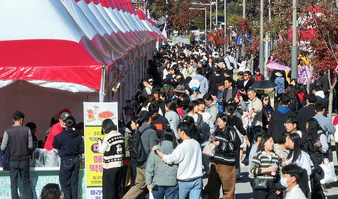 [순창=뉴시스] 지난 15일과 16일 순창발효테마파크 및 전통고추장민속마을 일원에서 열린 '2025 순창 코리아 떡볶이 페스타', 많은 인파가 몰리면서 총 80개의 부스마다 떡볶이를 사려는 방문객들로 줄을 선 모습이다. (사진=순창군 제공 ) 2025.10.29. photo@newsis.com *재판매 및 DB 금지
