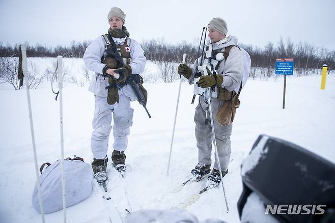 [시르케네스=AP/뉴시스] 지난 2022년 2월 24일(현지시간) 노르웨이 군인들이 노르웨이 시르케네스에서 러시아와의 국경 부근을 순찰하고 있다. 2026.01.20.