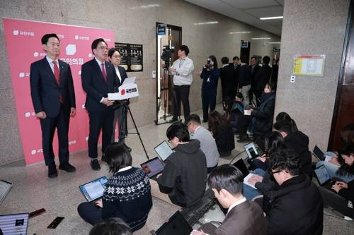 쌍특검 등 현안 관련 발언하는 송언석 원내대표 쌍특검 등 현안 관련 발언하는 송언석 원내대표     (서울=연합뉴스) 신현우 기자 = 국민의힘 송언석 원내대표가 쌍특검 등 현안과 관련해 백브리핑하고 있다. 송 원내대표 양 옆으로는 최은석 원내수석대변인과 조지연 원내부대표. 2026.1.20     nowwego@yna.co.kr (끝)   <저작권자(c) 연합뉴스, 무단 전재-재배포, AI 학습 및 활용 금지>