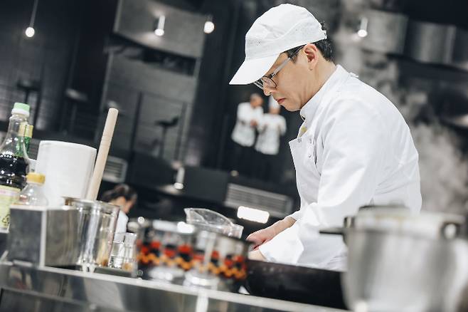 최강록은 파이널 라운드 미션 주제를 받았을 당시 "어떤 미션이 주어지느냐에 따라서 요리사들의 음식도 달라진다"며 "미션을 받아들였을 때는 심사위원 눈치를 안 봐도 된다는 생각이 바로 드는데 맛이 있고 없고를 떠나서 (조림에 대한) 자기 고백을 할 수 있는 시간이 됐다"고 밝혔다. 넷플릭스 제공
