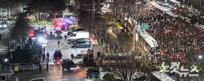 지난해 1월 18일 저녁 서울 마포구 서울서부중앙지방법원에서 내란 우두머리 혐의로 체포된 윤석열 대통령이 영장실질심사를 마친 뒤 호송차를 타고 서부지법을 빠져나가고 있다. 황진환 기자