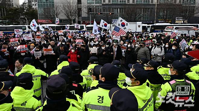 윤석열 대통령 지지자들이 지난해 1월 18일 오후 서울 마포구 서울서부지방법원 앞에서 윤 대통령 석방을 촉구하며 구호를 외치고 있다. 황진환 기자