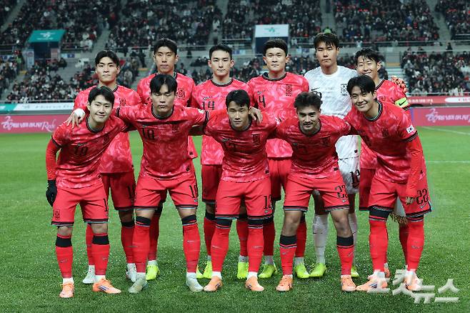 지난해 11월 18일 서울 상암동 서울월드컵경기장에서 열린 축구 국가대표팀 친선경기 대한민국과 가나의 경기에서 대한민국 축구대표팀 선수들이 기념촬영을 하고 있다. 류영주 기자