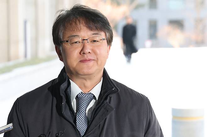 통일교와 신천지 등 특정 종교단체가 정치권에 영향을 끼쳤다는 내용의 '정교유착' 의혹을 수사하는 검찰·경찰 합동수사본부 김태훈 본부장이 8일 서울 서초구 서울고검으로 출근하며 취재진의 질문에 답하고 있다. 연합뉴스