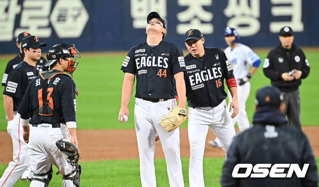[OSEN=대구, 이석우 기자] 22일 대구 삼성라이온즈파크에서 2025 신한 SOL뱅크 KBO 플레이오프 삼성 라이온즈와 한화 이글스의 4차전 경기가 열렸다. 홈팀 삼성은 원태인이, 방문팀 한화는 정우주가 선발 투수로 출전했다. 한화 이글스 김서현이 6회말 삼성 라이온즈 김영웅에게 동점 3점 홈런을 허용한 후 교체되고 있다. 2025.10.22 / foto0307@osen.co.kr