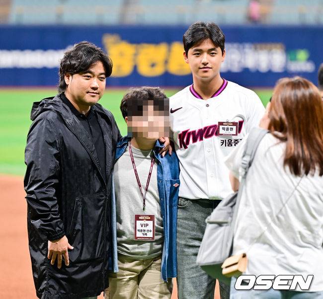 [OSEN=고척 박준형 기자] 호랑이군단이 가을야구를 향한 실낱같은 희망을 이어갔다.&nbsp;프로야구 KIA 타이거즈는 24일 서울 고척스카이돔에서 열린 2025 신한 SOL뱅크 KBO리그 키움 히어로즈와의 시즌 마지막 맞대결(16차전)에서 2-0으로 승리했다.&nbsp;8위 KIA는 2연패에서 탈출하며 ‘1’밖에 남지 않은 가을야구 탈락 확정 트래직 넘버 소멸을 막았다. 시즌 63승 4무 71패. 올해 키움전은 8승 2무 6패 우위로 마쳤다. 반면 2연패에 빠진 최하위 키움은 47승 4무 90패가 됐다.&nbsp;키움 신인 박준현이 아버지 박석민 전 코치와 포즈를 취하고 있다.   2025.09.24 / soul1014@osen.co.kr