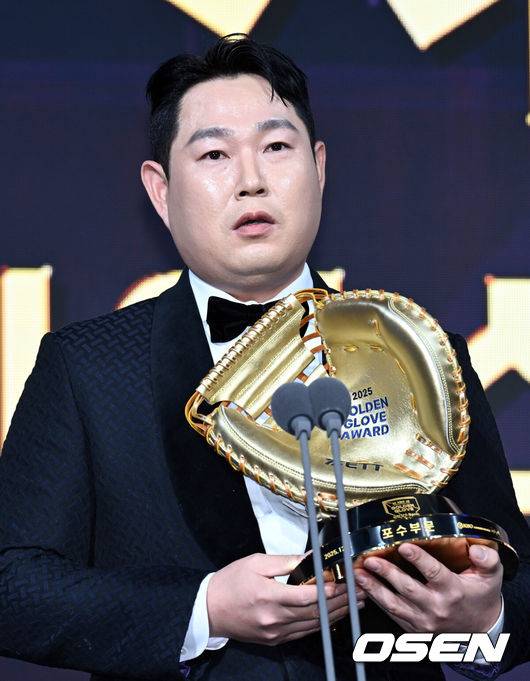 [OSEN=조은정 기자] 9일 오후 서울 송파구 잠실동 롯데호텔 월드에서 2025 신한은행 SOL 뱅크 KBO 골든글러브 시상식이 열렸다.KBO 골든글러브 시상식은 포지션별 최고의 선수를 가리는 자리로 올 시즌의 대미를 장식하는 자리다. 포수 부문 수상한 두산 양의지가 소감을 전하고 있다. 2025.12.09 /cej@osen.co.kr