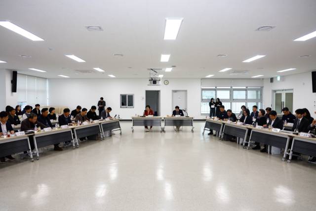 ▲이천시가 지난 19일 보건소 중회의실에서 ‘이천시 투자유치 활성화 전략 수립 용역’ 중간보고회를 개최하고 있는 모습이다. ⓒ 이천시