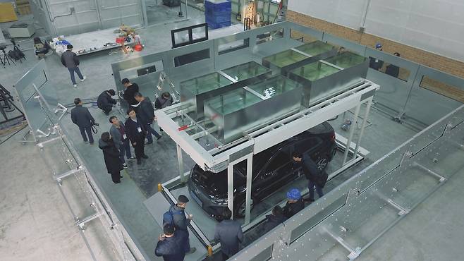 GEVF1 시스템 설치 전경 (전기차 위에 설치된 GEVF1 시스템을 참관자들이 살펴보고 있다) (사진제공=거산이앤지)