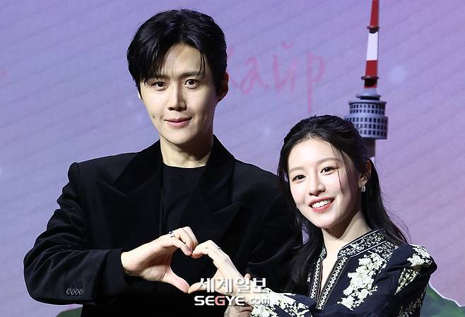 배우 김선호(왼쪽)와 고윤정이 지난 13일 서울 강남구 조선 팰리스 서울 강남에서 열린 넷플릭스 드라마 '이 사랑 통역 되나요?' 제작발표회에 참석해 포즈를 취하고 있다. 한윤종 기자
