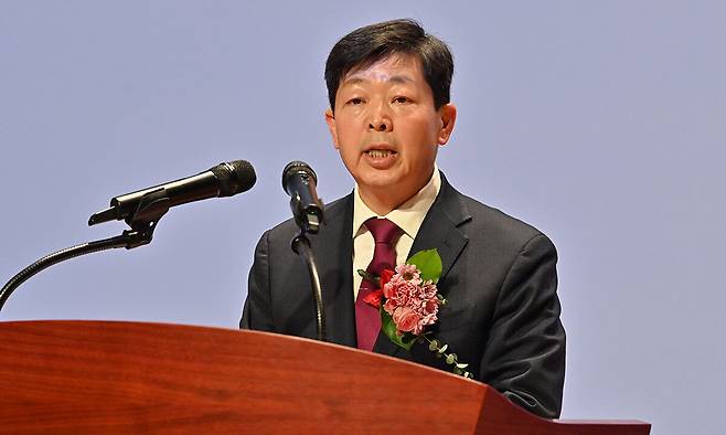 박정주 충남도 행정부지사가 20일 도청 문예회관에서 열린 퇴임식에서 퇴임사를 하고 있다.