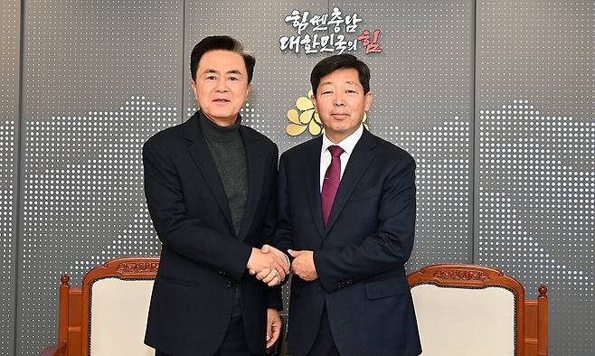 김태흠(왼쪽) 충남지사가 명예퇴직하는 박 부지사를 도청 접견실에서 맞이해 그의 앞길을 응원했다.