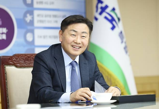 김관영 전북지사가 19일 서울신문과 인터뷰에서 2036 하계올림픽 유치 계획에 대해 설명하고 있다. 전북도 제공