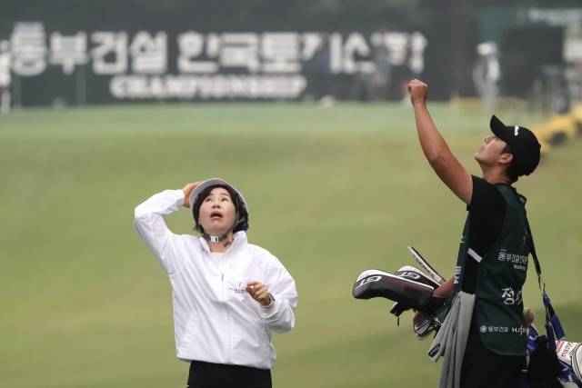 포어 캐디(왼쪽)와 정지효의 캐디가 나무 위 볼을 바라보고 있는 모습. 사진 제공=박태성 골프전문 사진기자