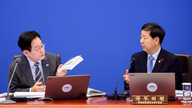 이재명 대통령과 구윤철 부총리 겸 재정경제부 장관이 20일 청와대에서 열린 국무회의에서 대화를 나누고 있다. 연합뉴스