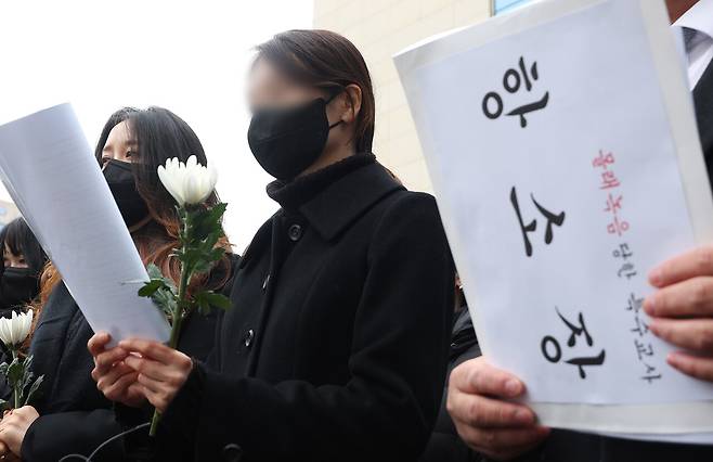 웹툰 작가 주호민씨의 아들을 학대한 혐의로 1심 유죄판결을 받은 특수교사 A씨가 2024년 2월6일 수원지방법원 앞에서 입장문을 발표하고 있다.ⓒ연합뉴스