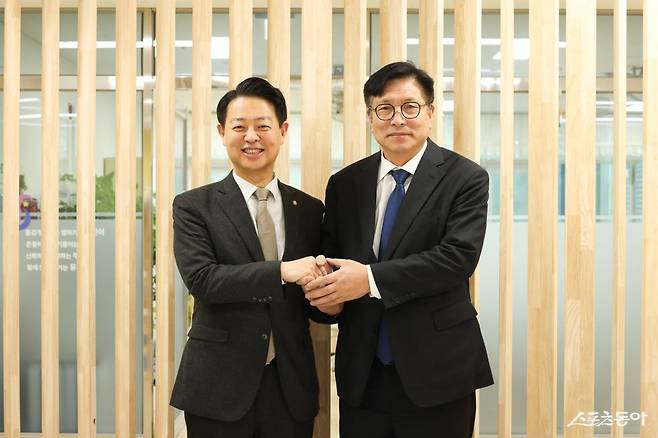 도성훈 인천광역시교육감은 지난 16일 김영호 국회 교육위원장과 함께 서구 소재 인천서로꿈유치원을 방문해 읽걷쓰 교육 우수 사례를 확인하고, 유아 독서교육 현장의 생생한 의견을 청취했다(오른쪽 도성훈 교육감). 사진제공｜인천교육청