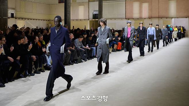 밀라노 프라다 패션쇼에서 런웨이를 펼치고 있는 모델들. 프라다 제공