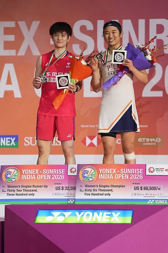 ▲ 안세영과 왕즈이는 배드민턴 여자단식 세계랭킹 1,2위에 올라 있다. 순위 차이는 하나지만, 둘 사이의 경기력은 하늘과 땅 차이다. 왕즈이에 최근 10연승을 달성한 안세영은 통산 18승 4패를 자랑한다. 반대로 왕즈이는 단골 패자로 전락했다. ⓒ 연합뉴스/AP