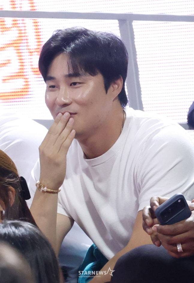 지난해 11월 KBL 경기를 관람하기 위해 잠실학생체육관에 나타난 김하성의 모습. /사진=김진경 대기자