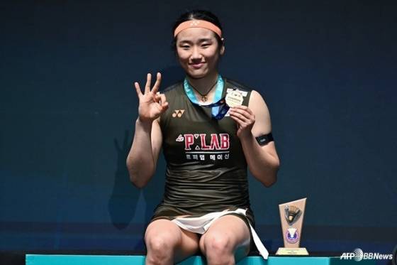 안세영이 11일(한국시간) 말레이시아 쿠알라룸푸르에서 열린 세계배드민턴연맹(BWF) 월드투어 슈퍼 1000 말레이시아 오픈 여자 단식 우승 후 시상식에서 포즈를 취하고 있다. /AFPBBNews=뉴스1