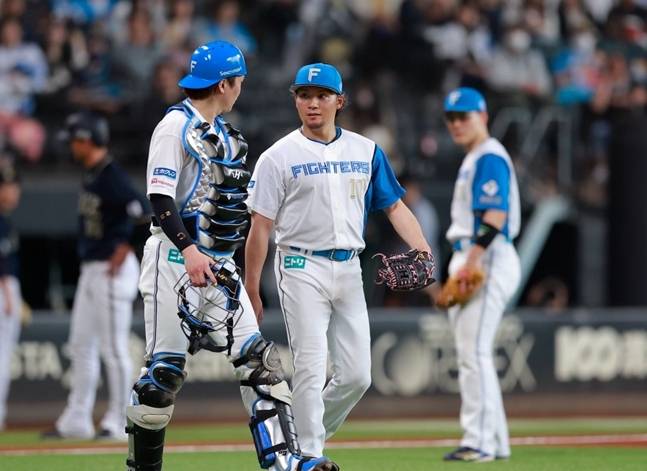 17번을 달고 있는 이토 히로미(가운데). /사진=닛폰햄 파이터슥 공식 SNS