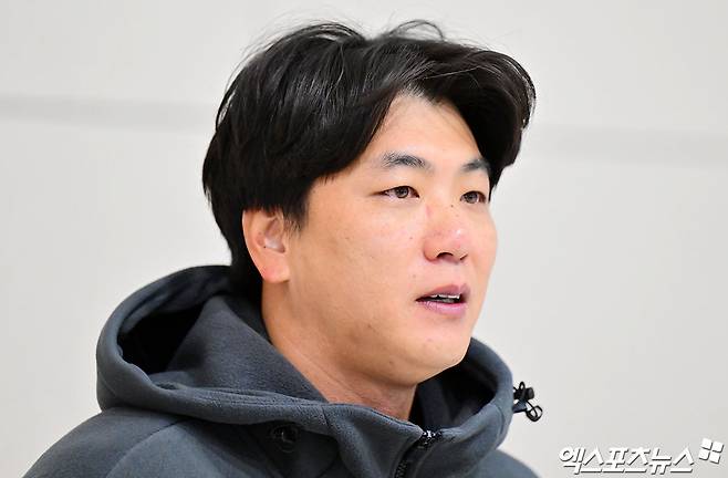 2026시즌 스프링캠프 1차 훈련 나서는 SSG 선발대가 19일 오전 인천국제공항을 통해 미국 플로리다로 출국했다.  출국 전 인터뷰하는 김광현. 인천공항, 김한준 기자