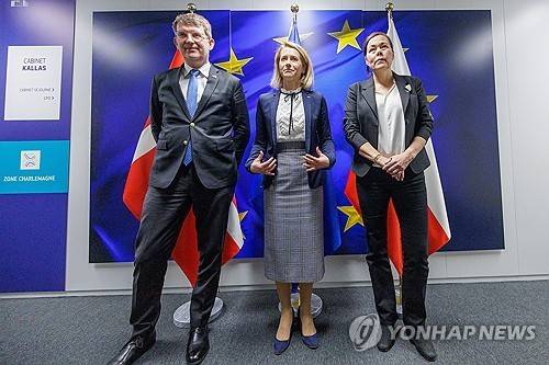 포울센 덴마크 국방장관(왼쪽)과 모츠펠트 그린란드 외교장관(오른쪽)이 19일(현지시간) 브뤼셀에서 칼라스 EU 외교안보 고위대표를 만났다. [EPA 연합뉴스 자료사진]