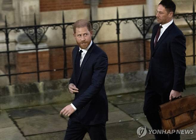 법원 나서는 해리 왕자 [EPA 연합뉴스. 재판매 및 DB 금지]