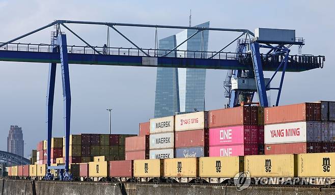 독일 프랑크푸르트항의 컨테이너선과 유럽중앙은행 건물 [EPA 연합뉴스 자료사진. 재판매 및 DB 금지]