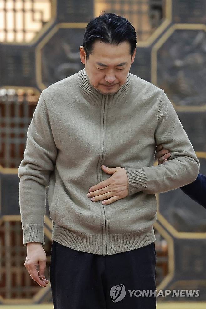 엿새째 단식 투쟁하는 국민의힘 장동혁 대표 (서울=연합뉴스) 신현우 기자 = 더불어민주당에 통일교·공천헌금 '쌍특검' 수용을 요구하며 엿새째 단식 농성 중인 국민의힘 장동혁 대표가 20일 국회 로텐더홀에서 걷고 있다. 2026.1.20 nowwego@yna.co.kr