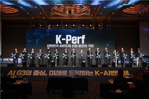 K-AI 반도체 지원 [배경훈 부총리 겸 과학기술정보통신부 장관이 지난해 12월 10일 오전 서울 중구 롯데호텔에서 열린 '2025 인공지능 반도체 미래기술 컨퍼런스' 에서 산업계 중심의 공동성능지표(K-Perf) 발굴, 고도화하기 위한 'K-Perf 협의체' 출범식을 하고 있다. 과기정통부 제공. 재판매 및 DB 금지]