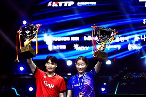 한국프로탁구리그 파이널스 남자 단식 우승을 차지한 장우진(왼쪽) [연합뉴스 자료 사진. 재판매 및 DB 금지]