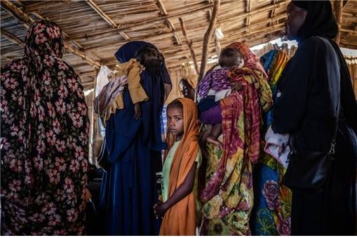 국경 검문소에서 등록 절차를 기다리는 수단 난민 [국제구조위원회 제공]