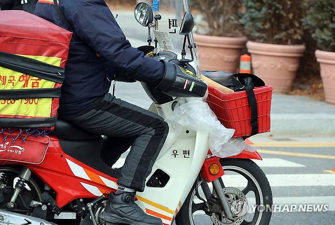 '한파를 뚫고 배달합니다' (대전=연합뉴스) 이주형 기자 = 대전 아침 기온이 영하 10 안팎으로 떨어진 20 오전 대전 서구 둔산동에서 우편물 집배원이 배달 이륜차에 핸들 커버를 씌운 채 운전하고 있다. 2026.1.20 coolee@yna.co.kr