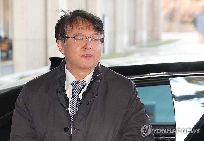 출근하는 '정교유착' 검경 합수본 김태훈 본부장 (서울=연합뉴스) 서명곤 기자 = 통일교와 신천지 등 특정 종교단체가 정치권에 영향을 끼쳤다는 내용의 '정교유착' 의혹을 수사하는 검찰·경찰 합동수사본부 김태훈 본부장이 8일 서울 서초구 서울고검으로 출근하고 있다. 2026.1.8 seephoto@yna.co.kr
