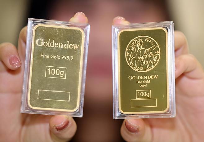 '말의 해' 골드바  (대구=연합뉴스) 김현태 기자 = 20일 롯데백화점 대구 상인점에서 2026년 '말의 해'를 맞아 나온 골드바가 선보이고 있다. 2026.1.20
 mtkht@yna.co.kr
(끝)