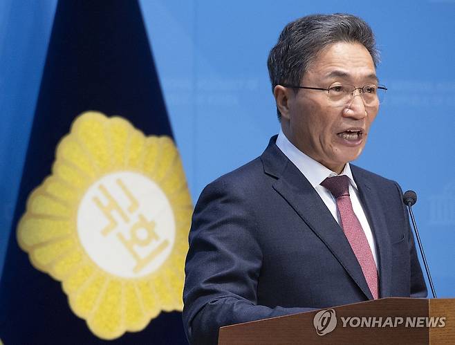 '불법 인사 개입' 주장하며 국회에서 기자회견 하는 이학재 인천국제공항 사장 (서울=연합뉴스) 황광모 기자 = 이학재 인천국제공항공사 사장이 20일 국회 소통관에서 '대통령실의 인천공항 공사 불법 인사 개입'을 주장하는 기자회견을 하고 있다.
     이 사장은 "인천공항이 10년 만에 유례없는 특정 감사를 받고 있다"라며 "또 매년 시행되는 정기 인사를 둘러싼 대통령실과 국토부의 불법 개입이 지난해 말부터 심각했다"고 기자회견에서 주장했다. 2026.1.20 hkmpooh@yna.co.kr